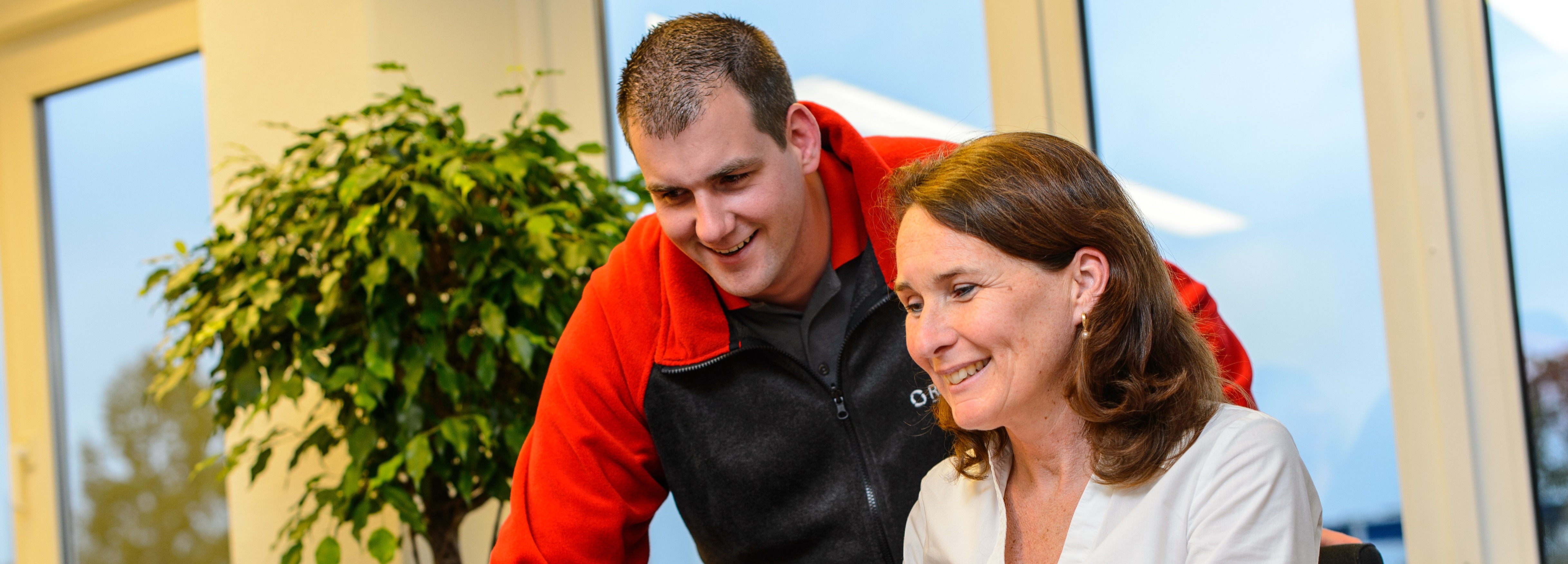 rentokil-myrentokil-technician-demonstrating-to-customer-in-office-3