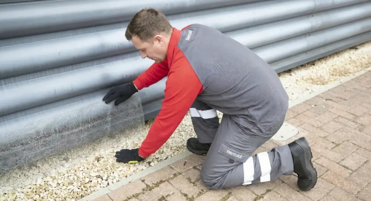 rentokil-image-gererative-edit-flexi-armour-seal-colleague-installing-glo